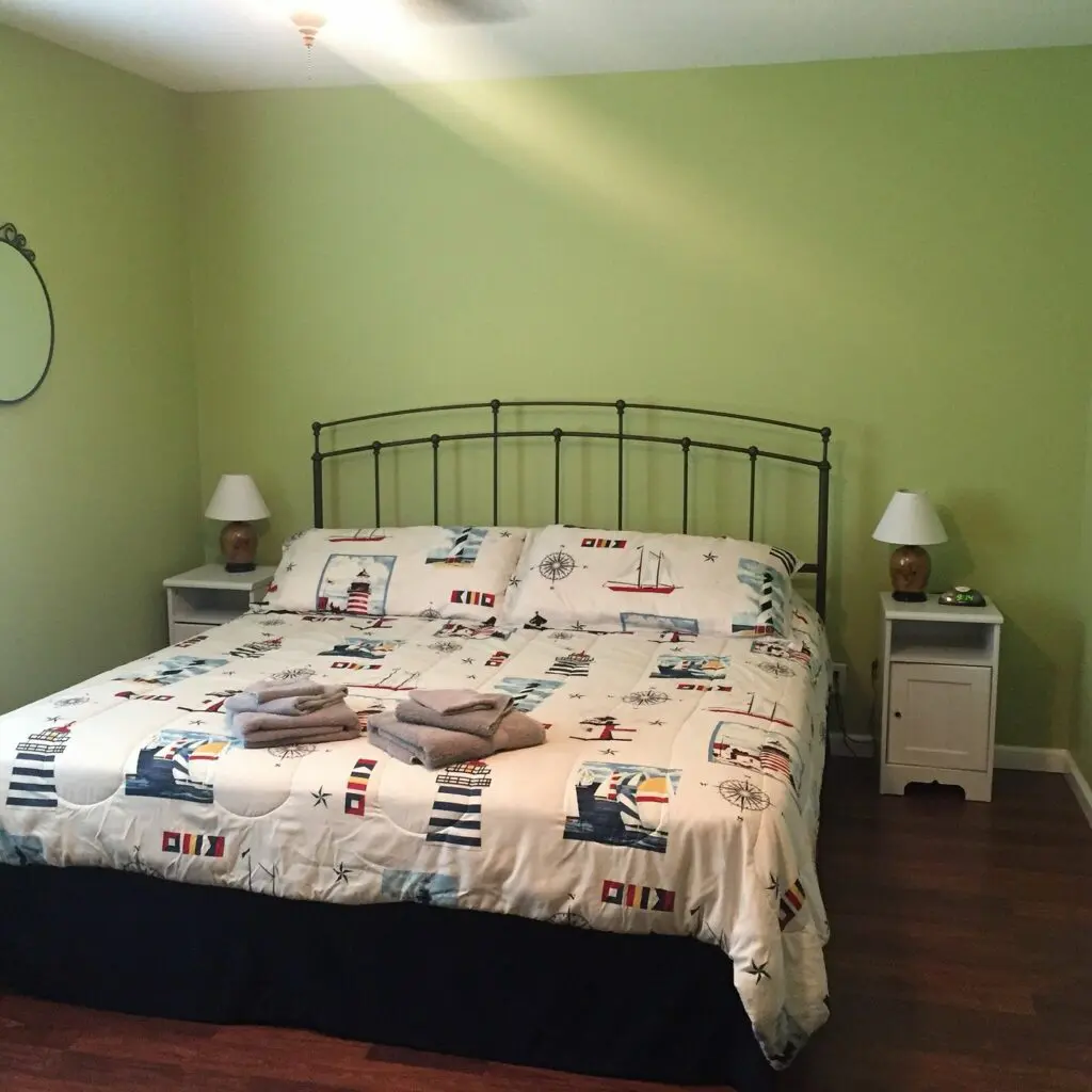 ahoy-inn-put-in-bay-bed-breakfast-bedroom-5