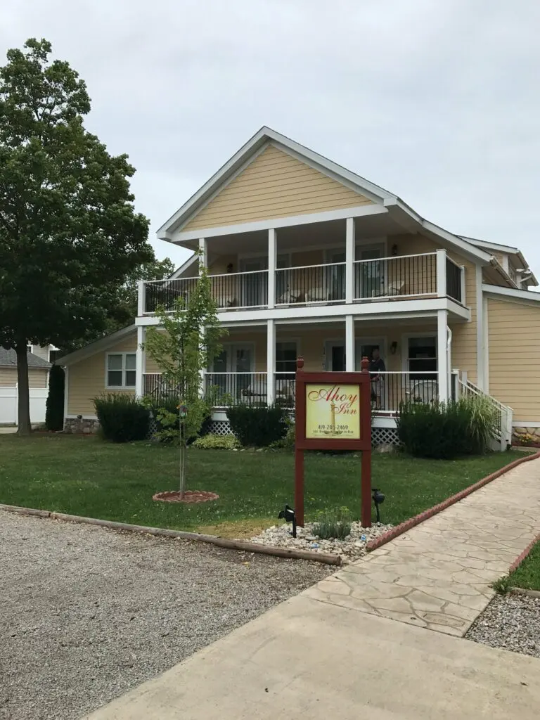 ahoy-inn-put-in-bay-bed-breakfast-outside-1